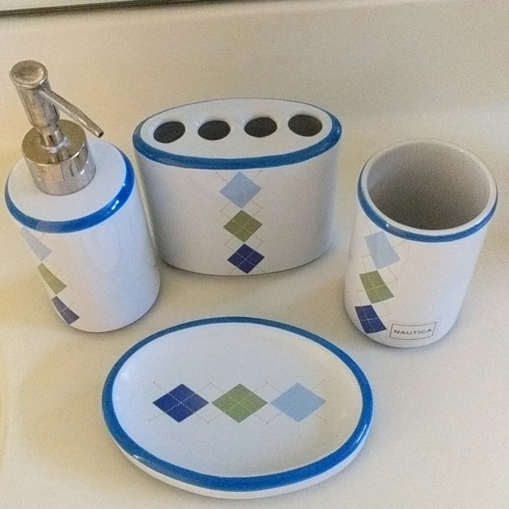 Vanity set of 4 moving sale